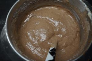 2) Danach Mehl, Backpulver und Kakao unterheben
