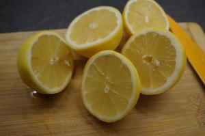 2) Zitronen auspressen