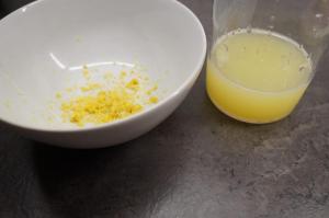 3) Insgesamt sollte es 150 ml Zitronensaft sein