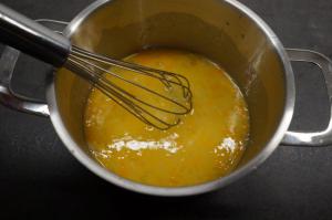 5) Bei mittlerer Hitze das Lemon Curd erwärmen