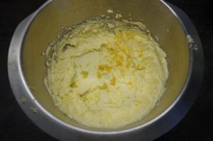 3) Den Zitronenteig vorbereiten und in die Förmchen geben.