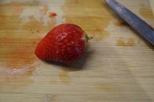 2) Erdbeeren waschen und die Blätter entfernen