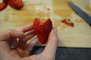 5) Erdbeere als Herz-Form von der Seite