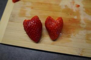 6) Die Erdbeeren jetzt von der Seite in Scheiben schneiden...