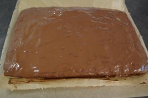 6) Schokolade schmelzen und auf den Brownies verteilen