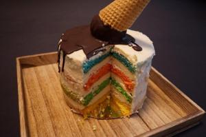 17) Angeschnittene Torte mit dem Rainbow-Muster