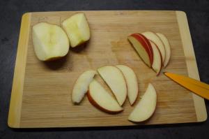 4) Äpfel waschen, vierteln, entkernen und in Spalten schneiden
