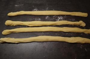 7) Die Portionen zu 4 ca. 30 cm langen Rollen formen