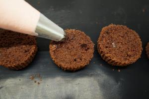 11) Auf die aufgeschnittenen Muffins die Creme geben