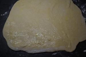 7) Mit flüssiger Butter bestreichen, aber einen 1cm großen Rand lassen