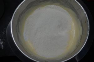 1) Biskuit zubereiten. Das Mehl und Backpulver in 2 Portionen unterheben
