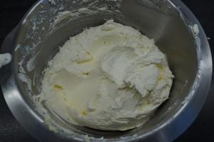 11) Mit der Maschine kalt schlagen und Butter hinzugeben