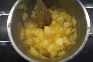 6) Apfelsaft mit Puddingpulver einrühren, kurz aufkochen