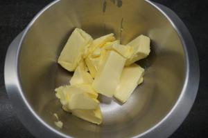 9) Zimmer-warme Butter weiß-schaumig aufschlagen