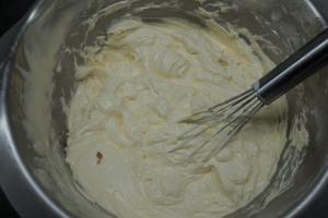 13) Die Butter zusammen mit dem Saft der Zitrone unterrühren