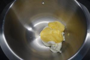 8) Für die Füllung, Frischkäse mit Lemon Curd in einer Schüssel verrühren...
