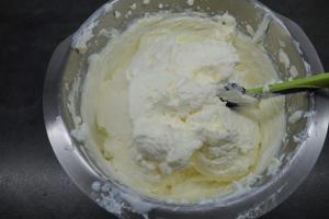 15) ... Vanille-Paste verrühren, Sahne unterheben, dann Gelatine einarbeiten