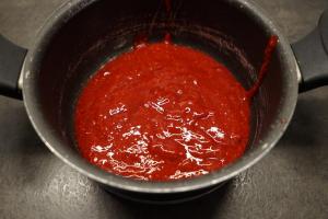 4) Wasser mit Agartine 2 min aufkochen lassen und zu den Erdbeeren geben