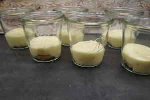 5) Einen Becher Joghurt auf die Gläser verteilen