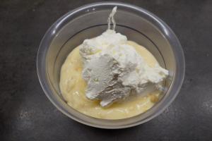 8) 1 Becher Joghurt in eine Schüssel geben und die ...