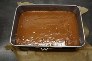 4) Den Brownie Teig gleichmäßig in die Form geben