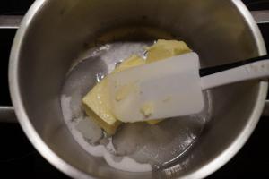 7) Butter, Vanille- und normalen Zucker mit dem Wasser kurz...