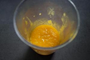 22) Die restliche Mango pürieren. Gelatine einweichen