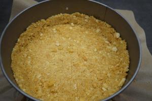 2) Den Boden aus Löffelbiskuit & Butter zubereiten