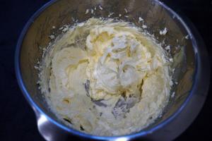 6) Buttercreme zubereiten und danach in 3 Portionen aufteilen