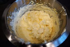 5) Butter aufschlagen und Kondensmilch hinzugeben