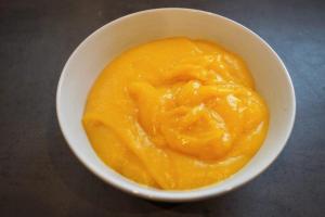 4) Danach den Mango-Pudding herstellen und mit Folie abdecken. Kühlen.