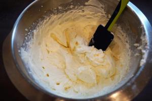 6) Die Zitronen-Creme zubereiten und den 1. Biskuit auf dem Cakeboard befestigen