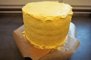 16) Die Torte mit der Buttercreme glatt einstreichen