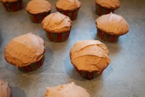 6) Ganache mit einer Palette auf die Muffins auftragen