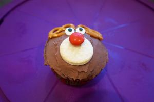 8) Rudolph herstellen: 2 Brezel, 2 Zuckeraugen, 1 Keks & eine rote Nase auftragen
