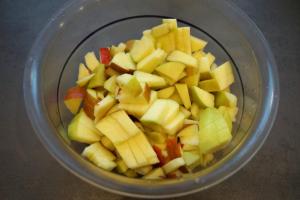 3) Äpfel schneiden und mit Zitronensaft vermengen
