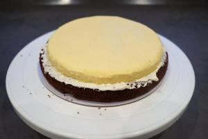 17) Die Cheesecake Füllung mittig darauf legen
