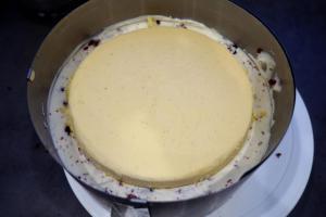 21) Die 2. Cheesecake Füllung darauf legen