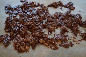 6) Schokolade schmelzen und mit den Mandelblättern vermengen