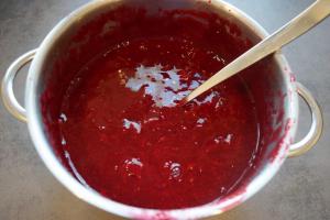 9) Gelatine einweichen. Sahne-Pudding mit Saft vermischen, alles zusammen aufkochen. Abkühlen