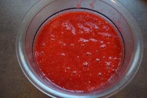 8) Erdbeeren pürieren, mit Agar Agar 2-3 Min. aufkochen