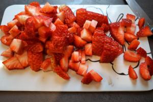 15) 300g Erdbeeren klein schneiden