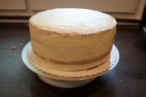 15) Die Torte komplett mit der Buttercreme einstreichen & glätten