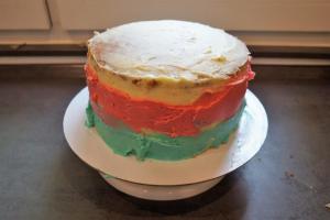 19) Die Torte mit der Buttercreme einstreichen und danach die farbige ...