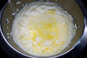 5) Frischkäse, Quark und Xucker, cremig rühren, dann die Eier, ...