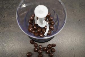 8) Schoko-Espresso Bohnen in einen Mixer füllen...