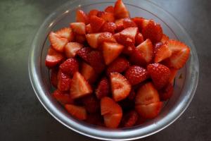 8) Himbeeren und Erdbeeren, waschen und klein schneiden