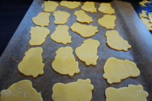 4) Kekse auf ein Blech legen. Bei 160°C für 12-15 Min. backen