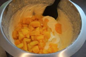 5) Pfirsiche unter die Vanille-Creme heben