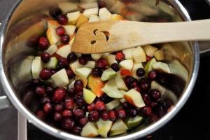 4) Cranberrys, Zimt und Vanille hinzugeben. Alles erhitzen